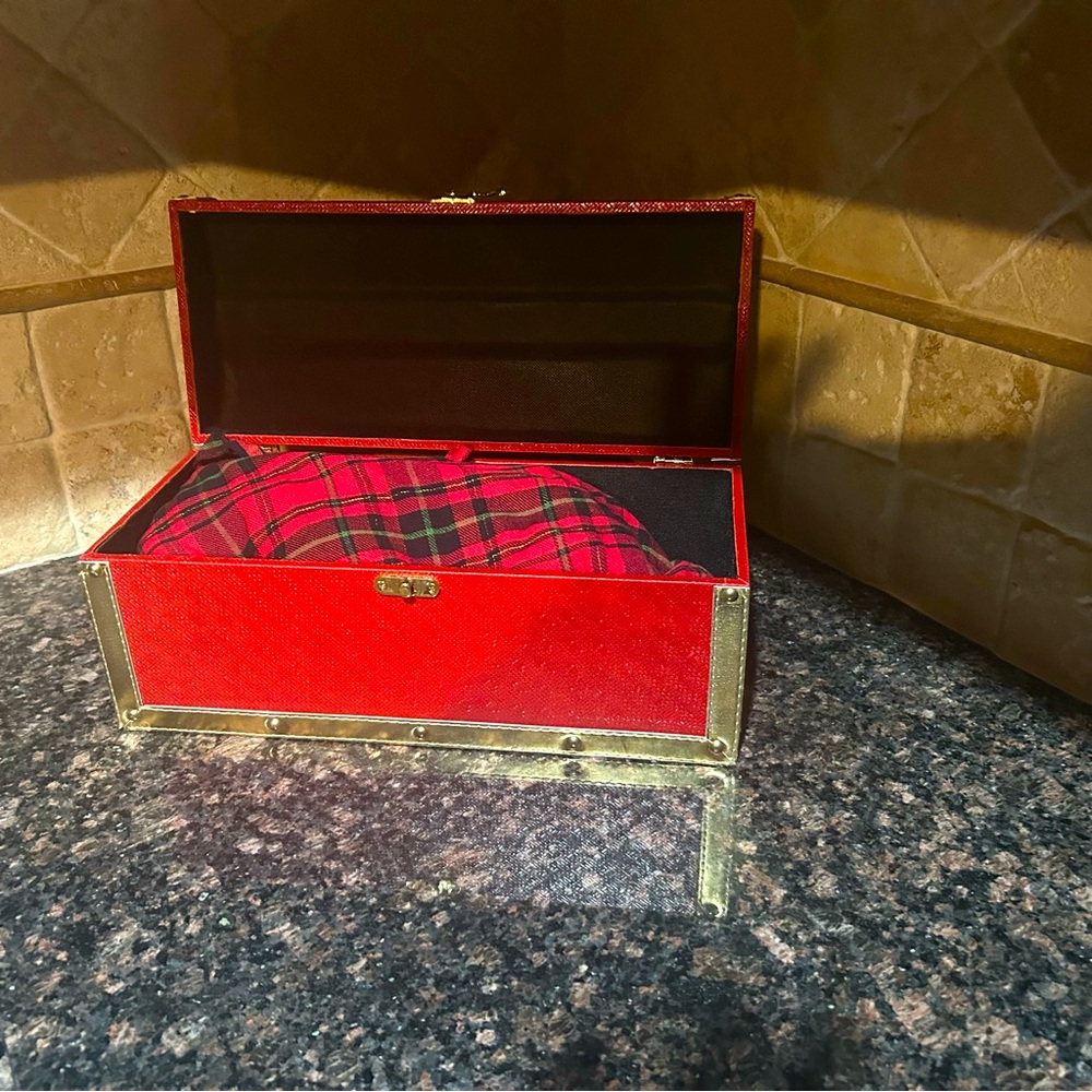 HOUDINI RED CHRISTMAS CHEST WITH LATCH